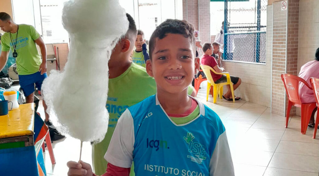 Dia das Crianças, Instituto Social Esperança, Projeto Comunidade A Bordo, futebol infantil, capoeira, fortalecimento de vínculos familiares, atividades recreativas, comemoração, crianças e adolescentes, evento social, esportes e cultura, atividades para crianças, distribuição de doces.