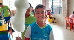 Dia das Crianças, Instituto Social Esperança, Projeto Comunidade A Bordo, futebol infantil, capoeira, fortalecimento de vínculos familiares, atividades recreativas, comemoração, crianças e adolescentes, evento social, esportes e cultura, atividades para crianças, distribuição de doces.